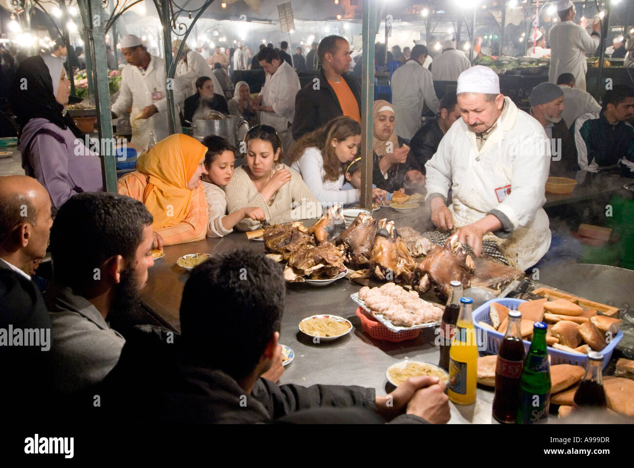 Food Vendor la préparation et le cerveau de la tête de mouton au four sur la place centrale de Jemaa El Fna à Marrakech Banque D'Images