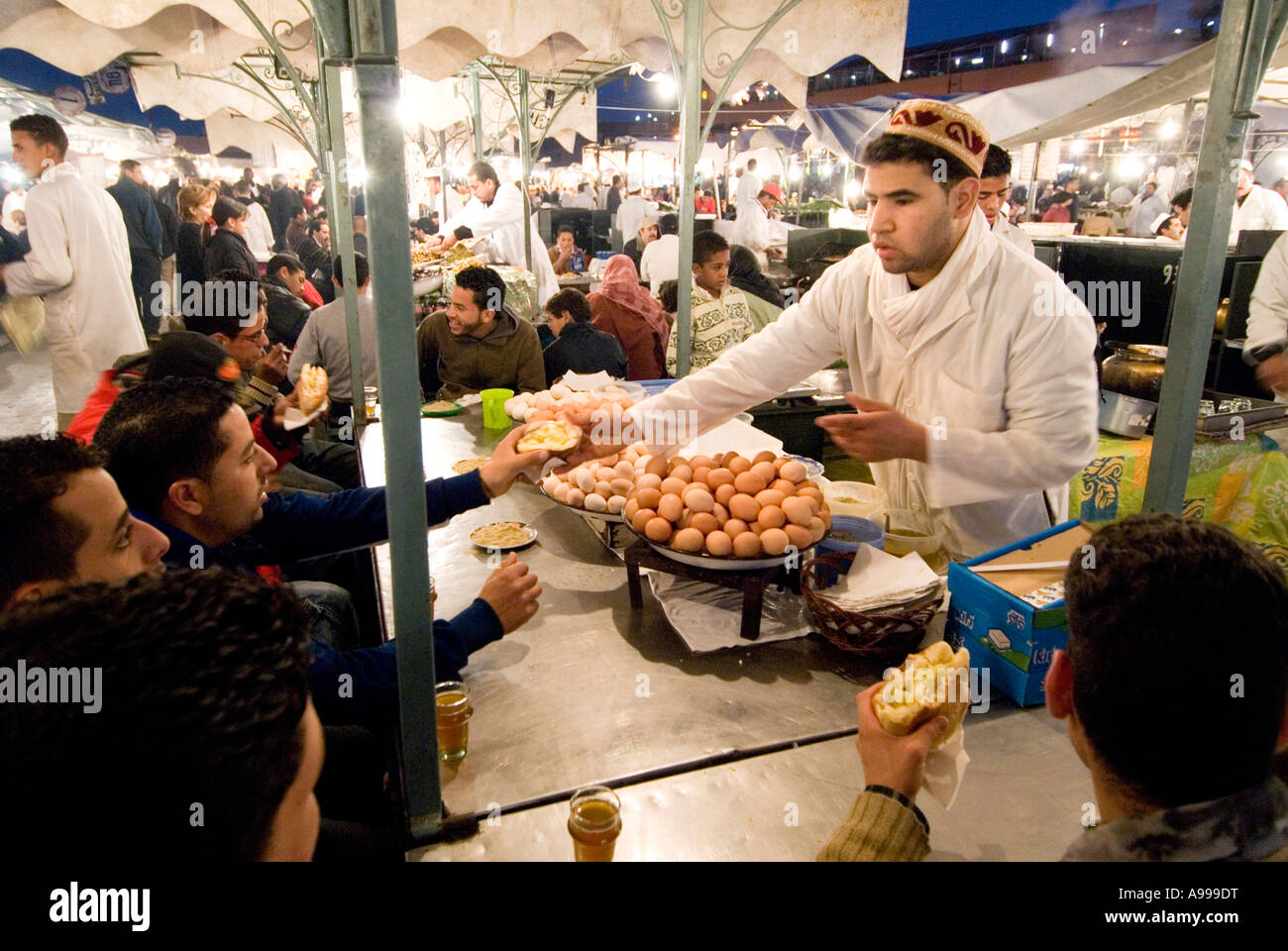 Open air food au service de la pomme de terre oeuf mollet et sandwichs sur la place centrale de Jemaa El Fna à Marrakech Banque D'Images