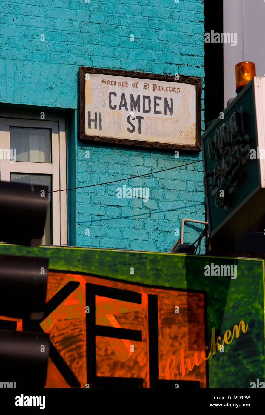 La zone colorée avec modification de la rue officielle pour signer le toujours populaire Camden High Strret dans SW London Banque D'Images