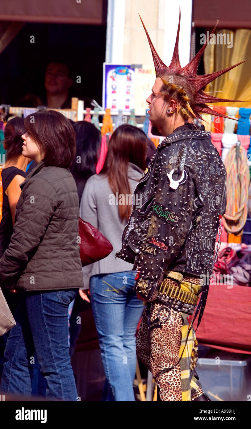 Piétons Mohican dans populaire marché de Camden, Londres Banque D'Images