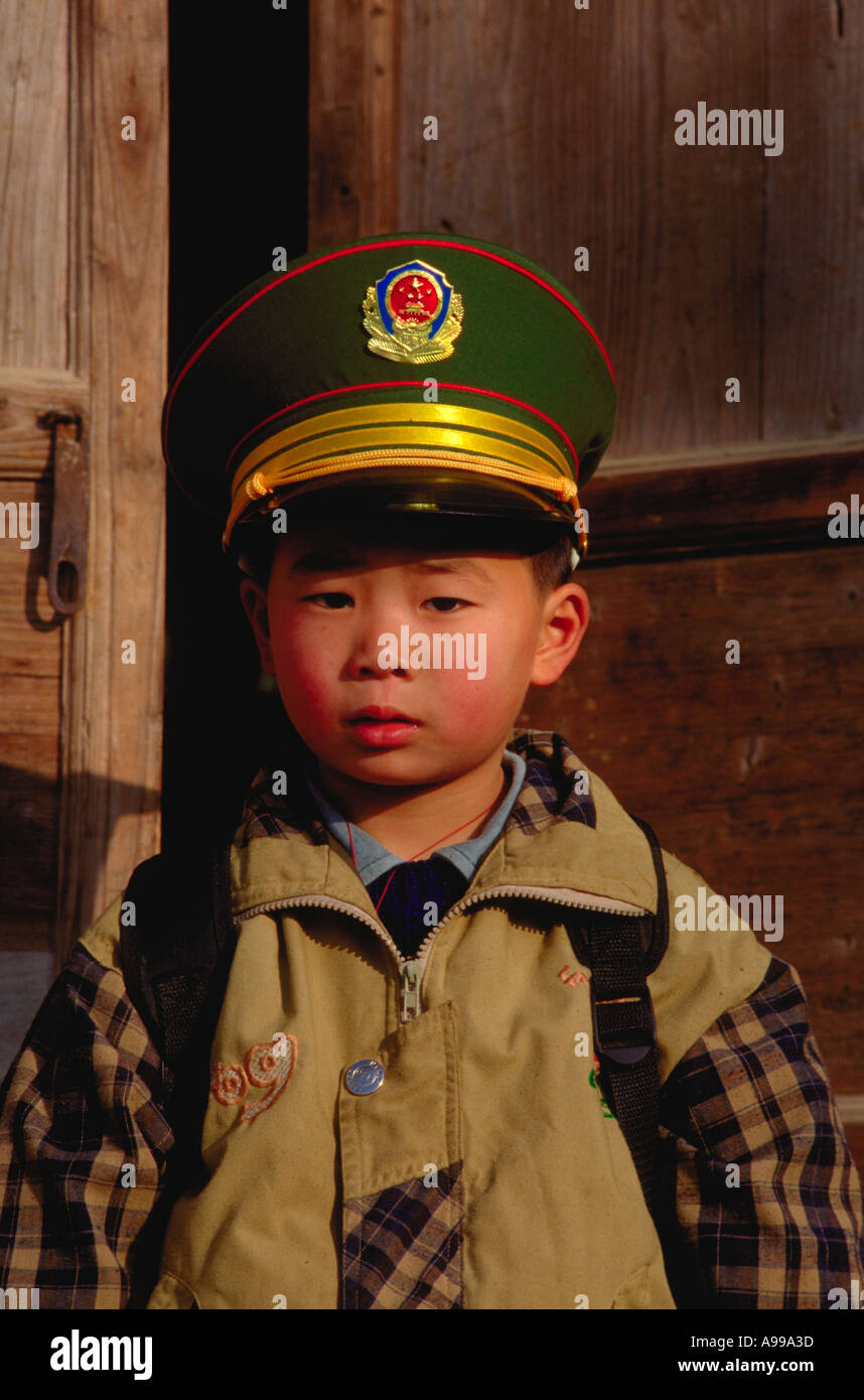 Six ans garçon chinois portant un soldat de l'Armée de libération de personnes PLA cap tout en allant à l'école à Xiangtan Hunan Chine Banque D'Images