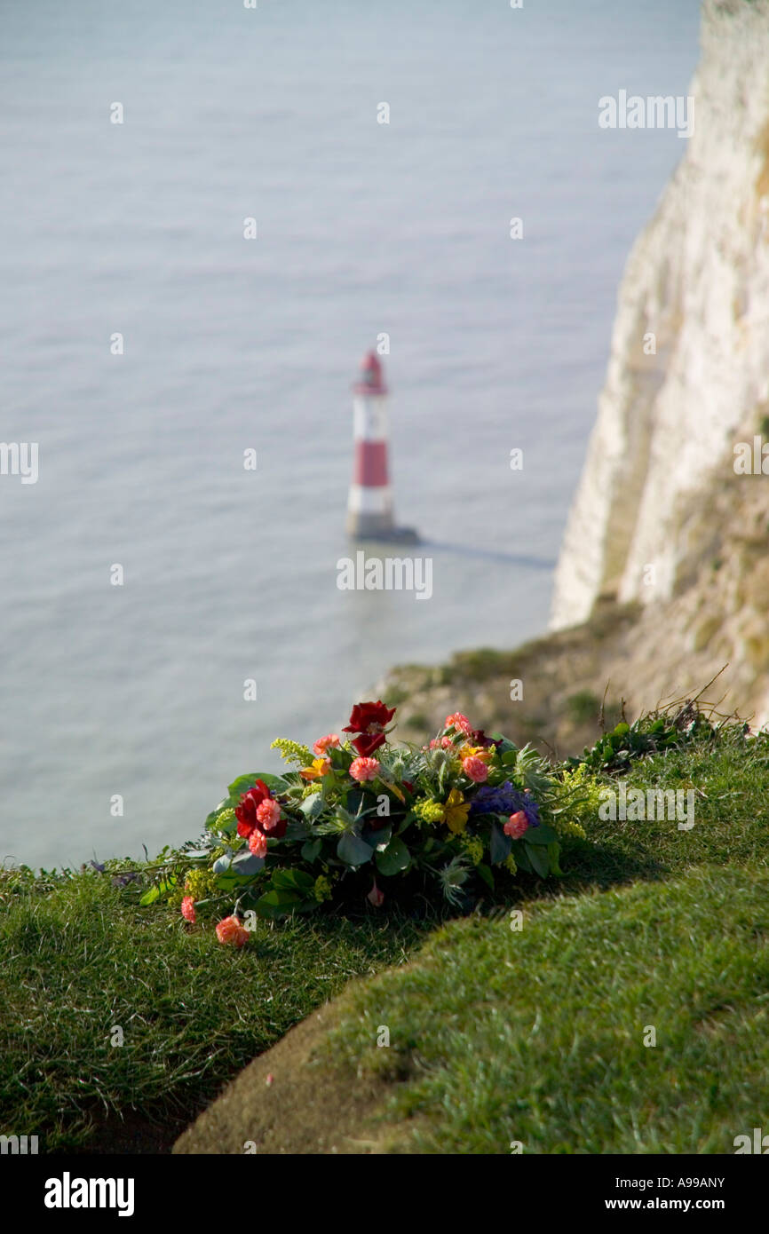 Regarder sur Beachy Head Lighthouse depuis le haut de la falaise avec couronne memorial en premier plan Banque D'Images