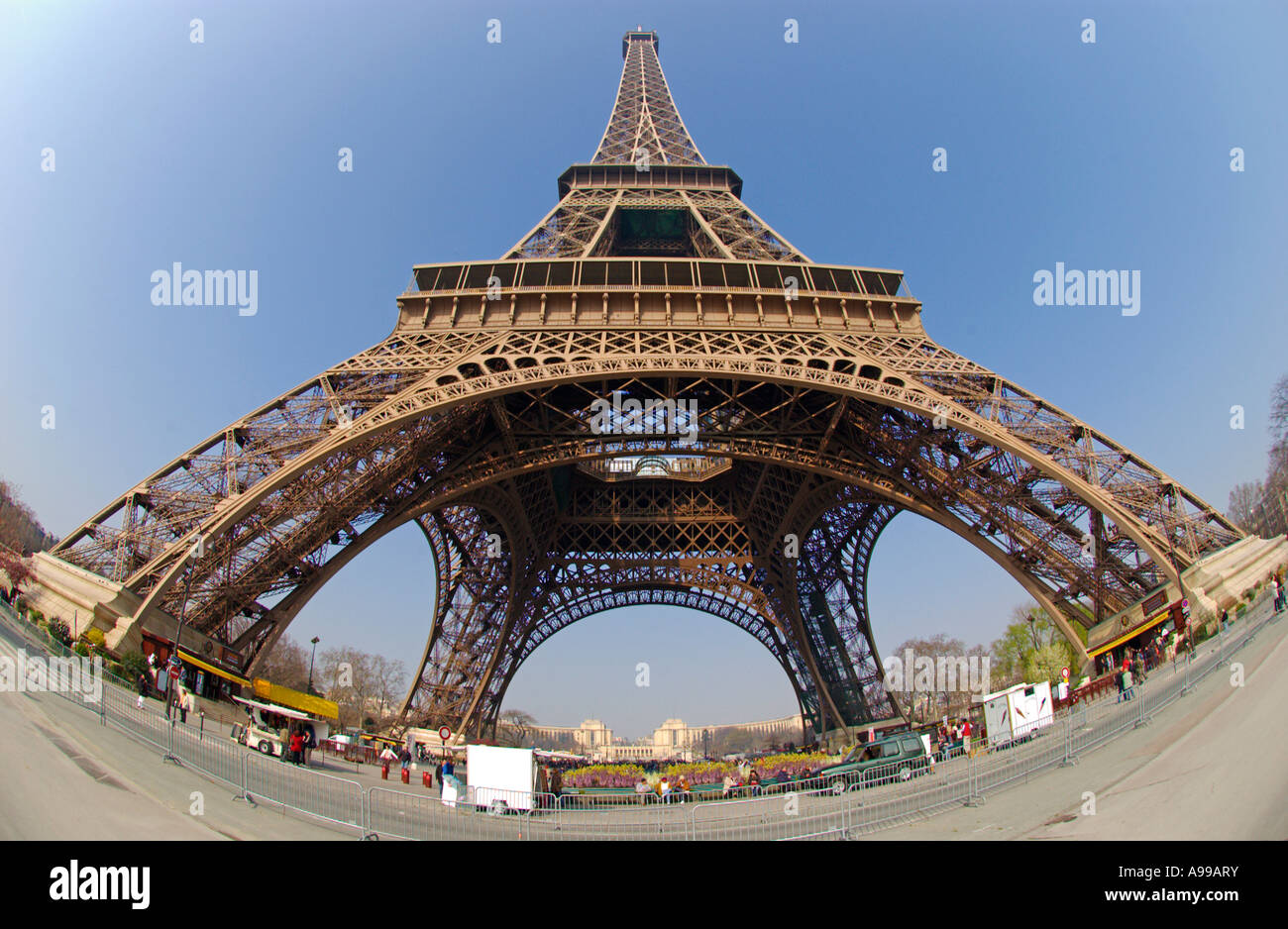 Vue de la Tour Eiffel, du Champ de Mars, Paris, France, photographié à l'aide d'un appareil photo fisheye lens. Banque D'Images