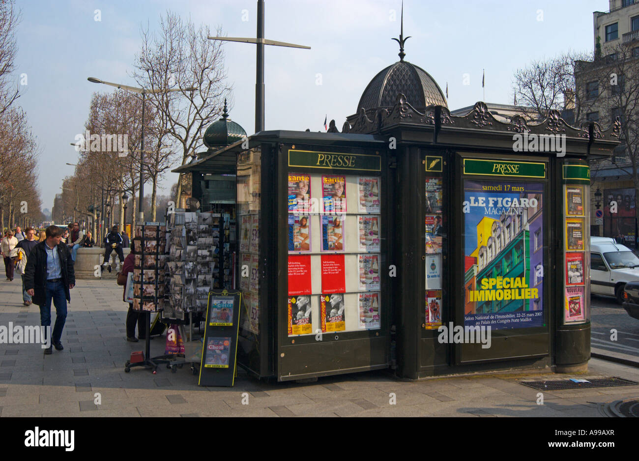 Kiosque à journaux sur les Champs Elysees Paris, France Banque D'Images