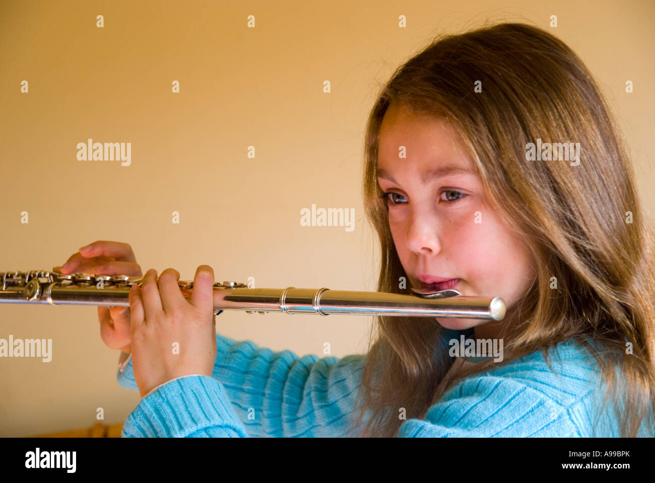 Un jeune étudiant en musique de femmes jouant de la flûte Banque D'Images