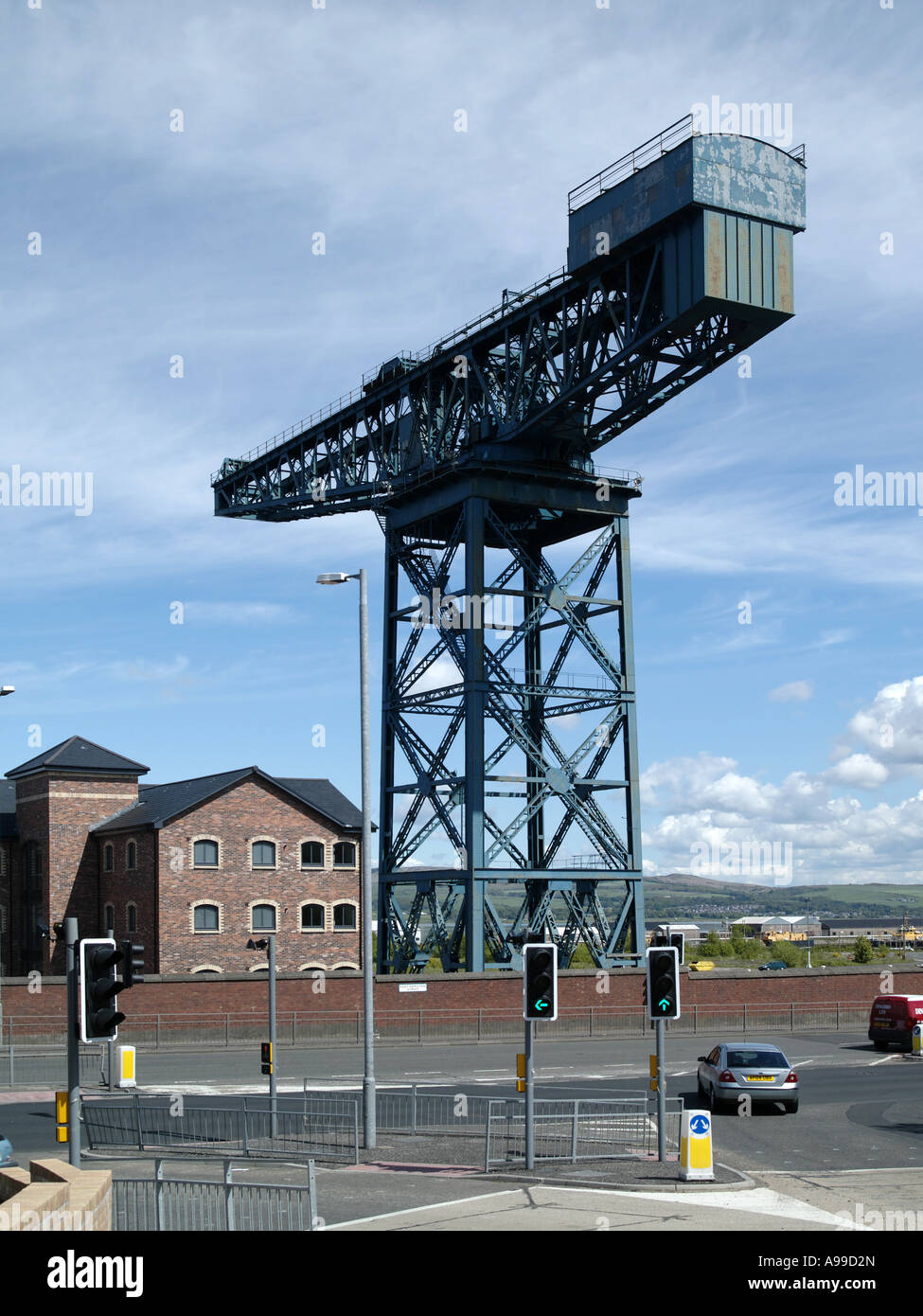 Grue de construction navale, Port Glasgow Clydeside, Centre de l'Ecosse,, juxtaposé à nouveau derrière le développement Banque D'Images