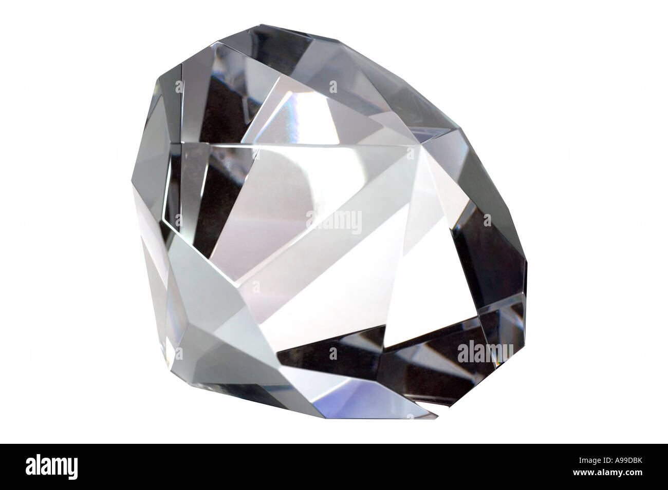Plan Macro sur un diamant isolé sur blanc. With clipping path. Banque D'Images