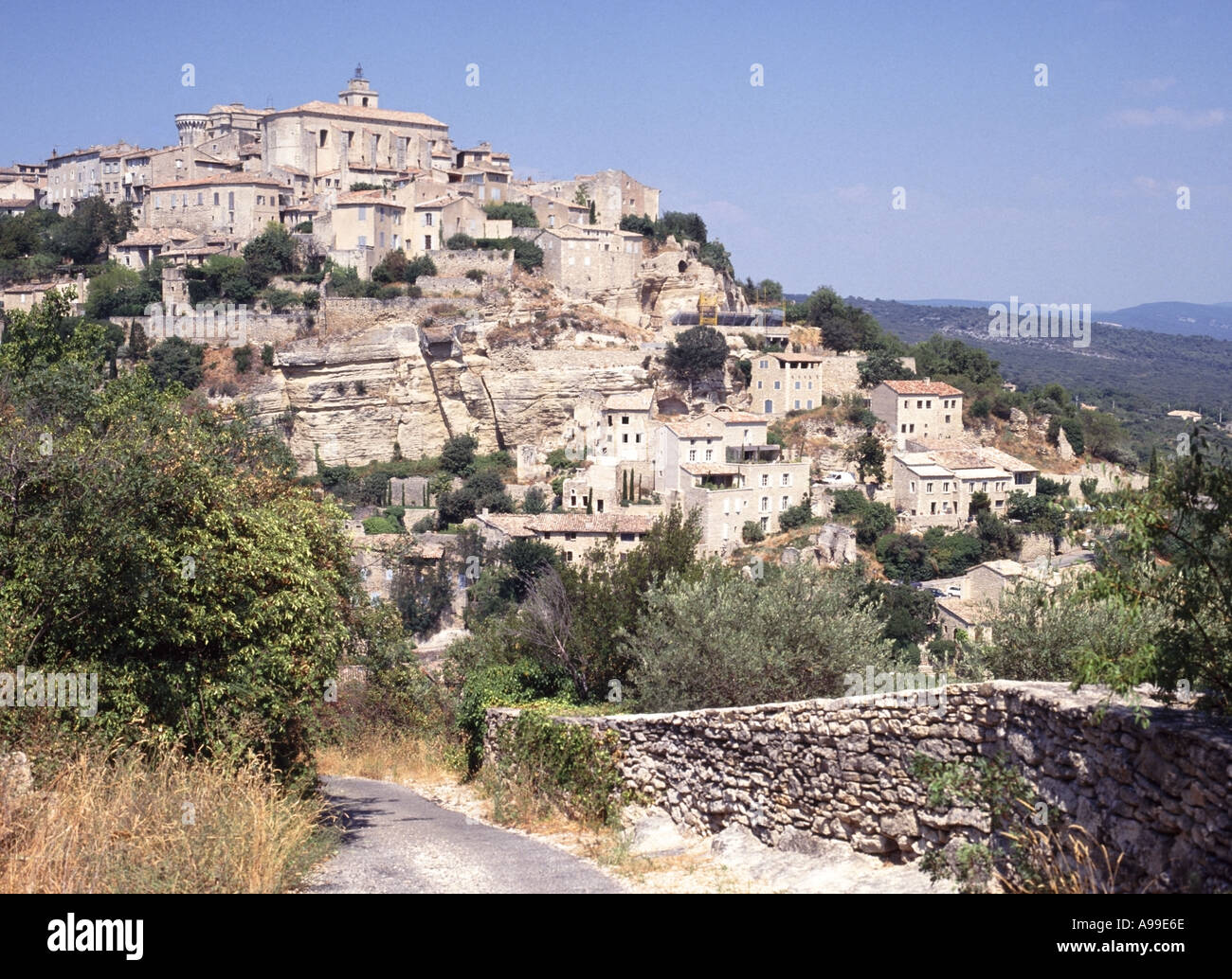 Gordes hill top ville au-dessus de la vallée Imergue Vasarely musée contenant une collection de l'oeuvre d'artiste est à proximité Banque D'Images
