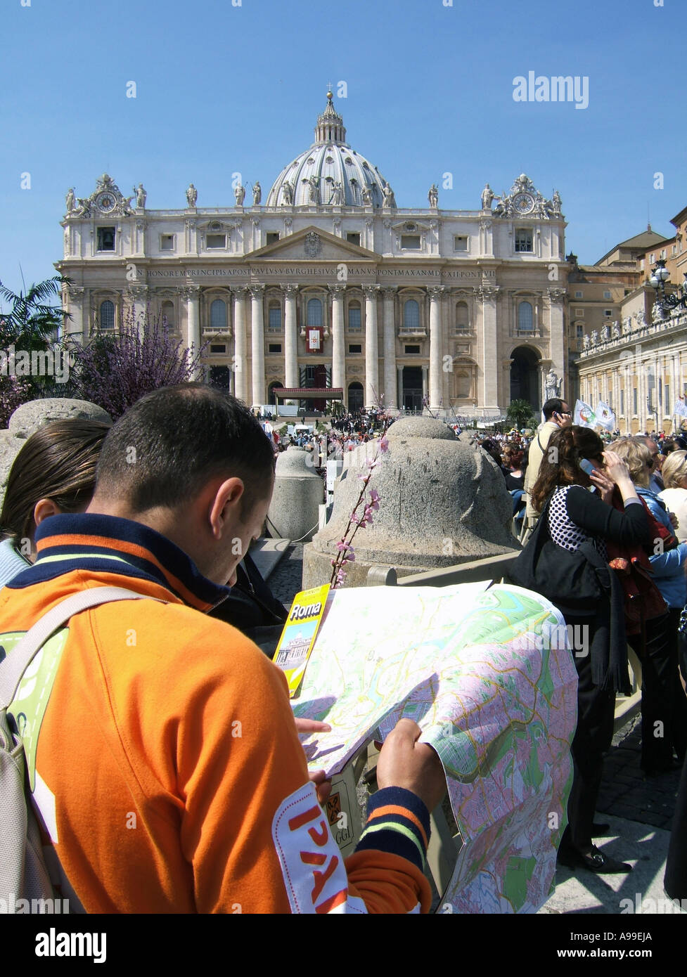 Jeune homme à la rue à la carte sur la place Saint-Pierre de Rome à l'époque de Pâques Banque D'Images