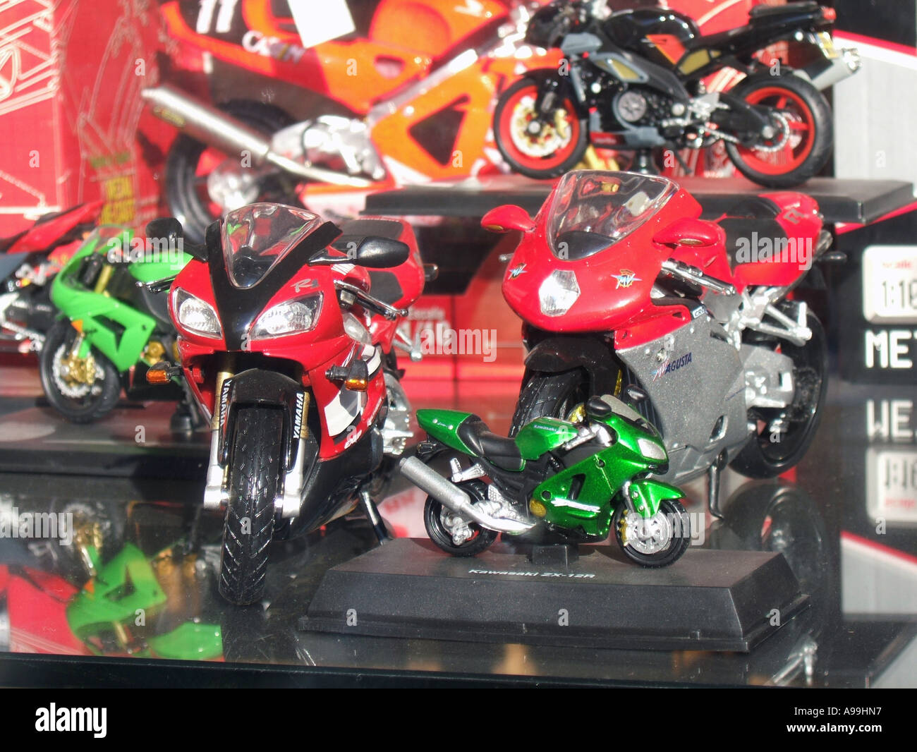 Jouets miniatures motos courses de GP en vitrine Photo Stock - Alamy