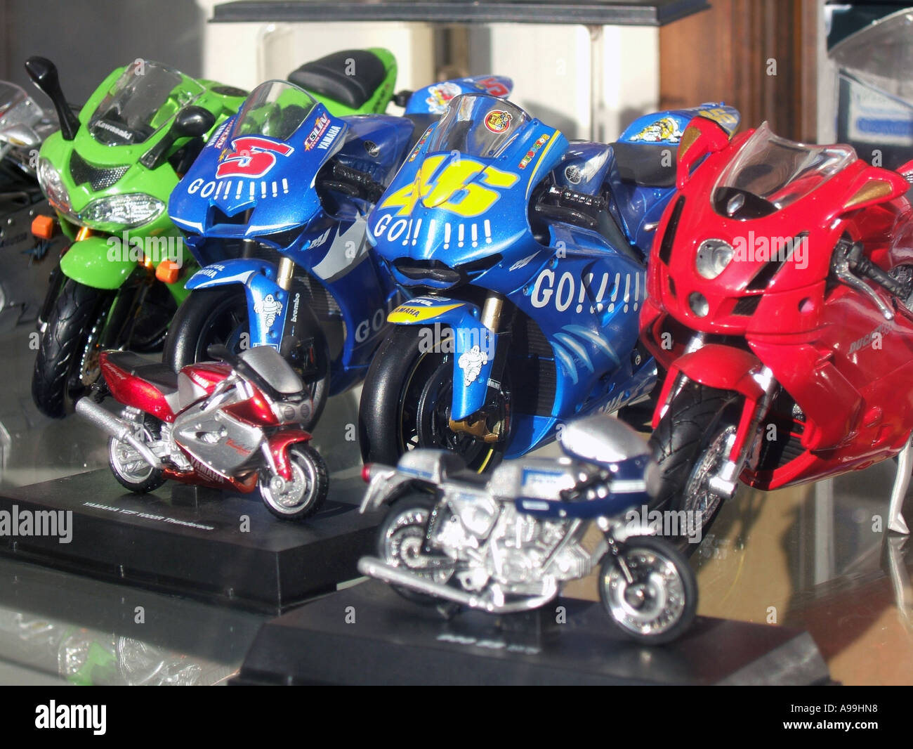Jouets miniatures motos courses de GP en vitrine Photo Stock - Alamy