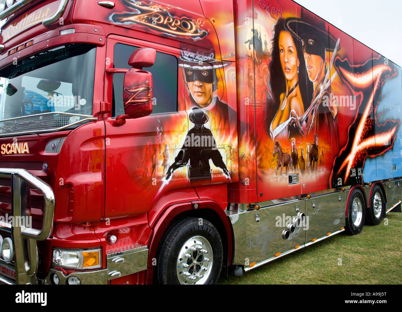 Brossé Air peinture murale du film Zorro sur une caisse de camion Scania et cabine à TruckFest, Peterborough, Royaume-Uni. Banque D'Images