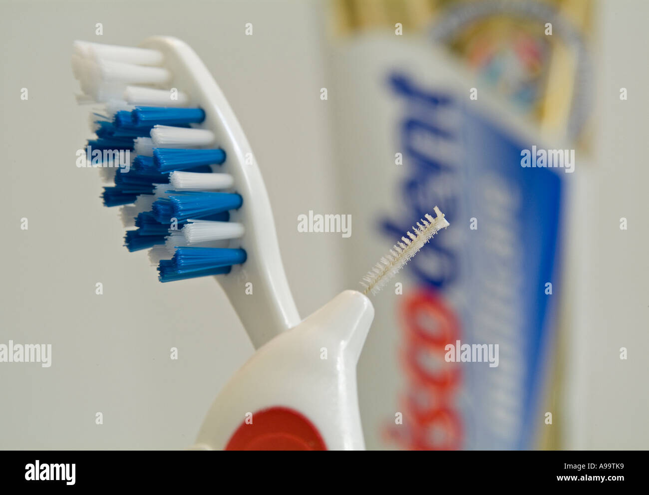 Brosse à dents soins dentaires et une brosse spéciale pour les espaces  entre les dents de dents de lacunes avec un tube de dentifrice en  arrière-plan Photo Stock - Alamy