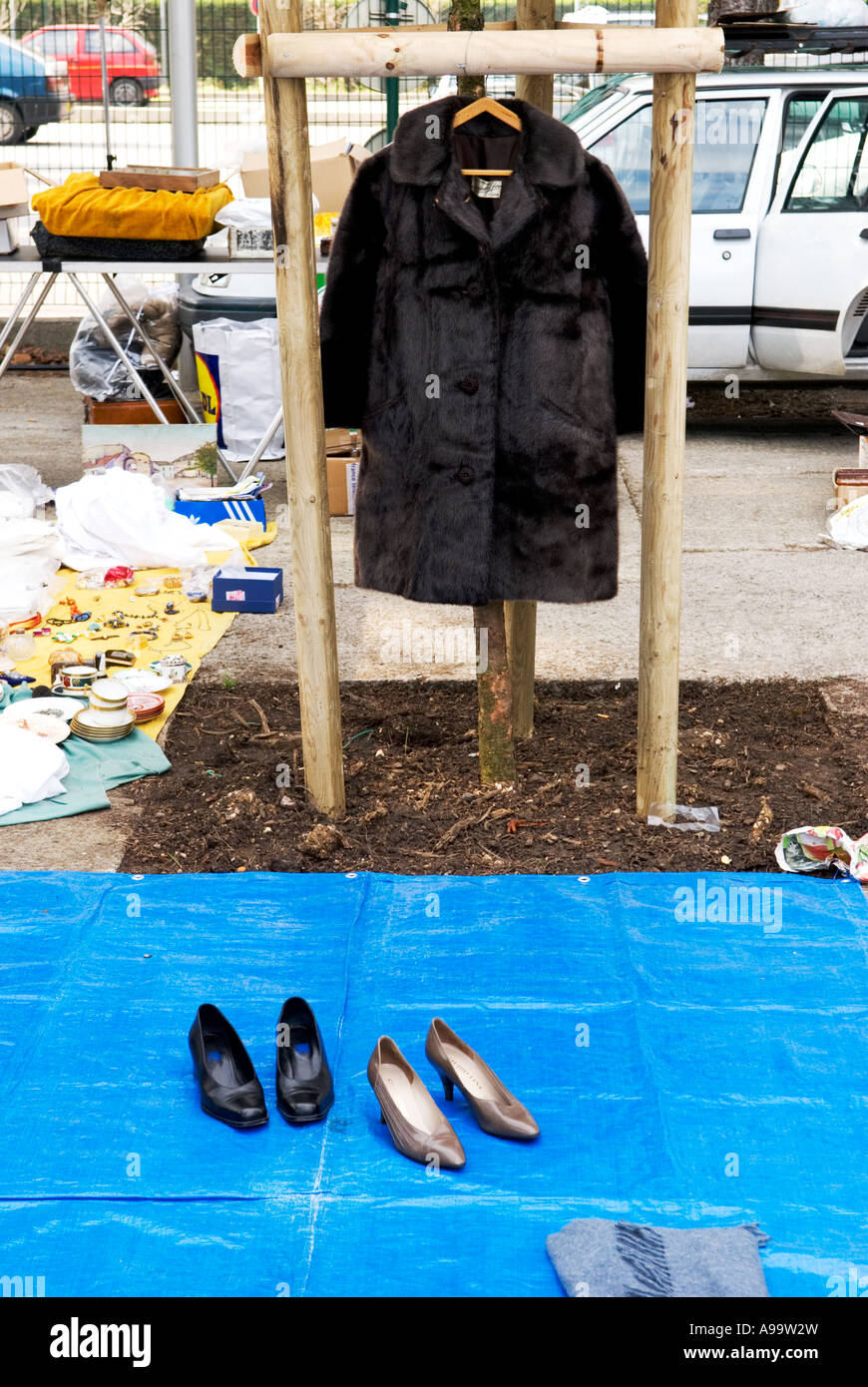 Une petite collection de vieilles chaussures et un manteau de fourrure à un  vide grenier en france Photo Stock - Alamy