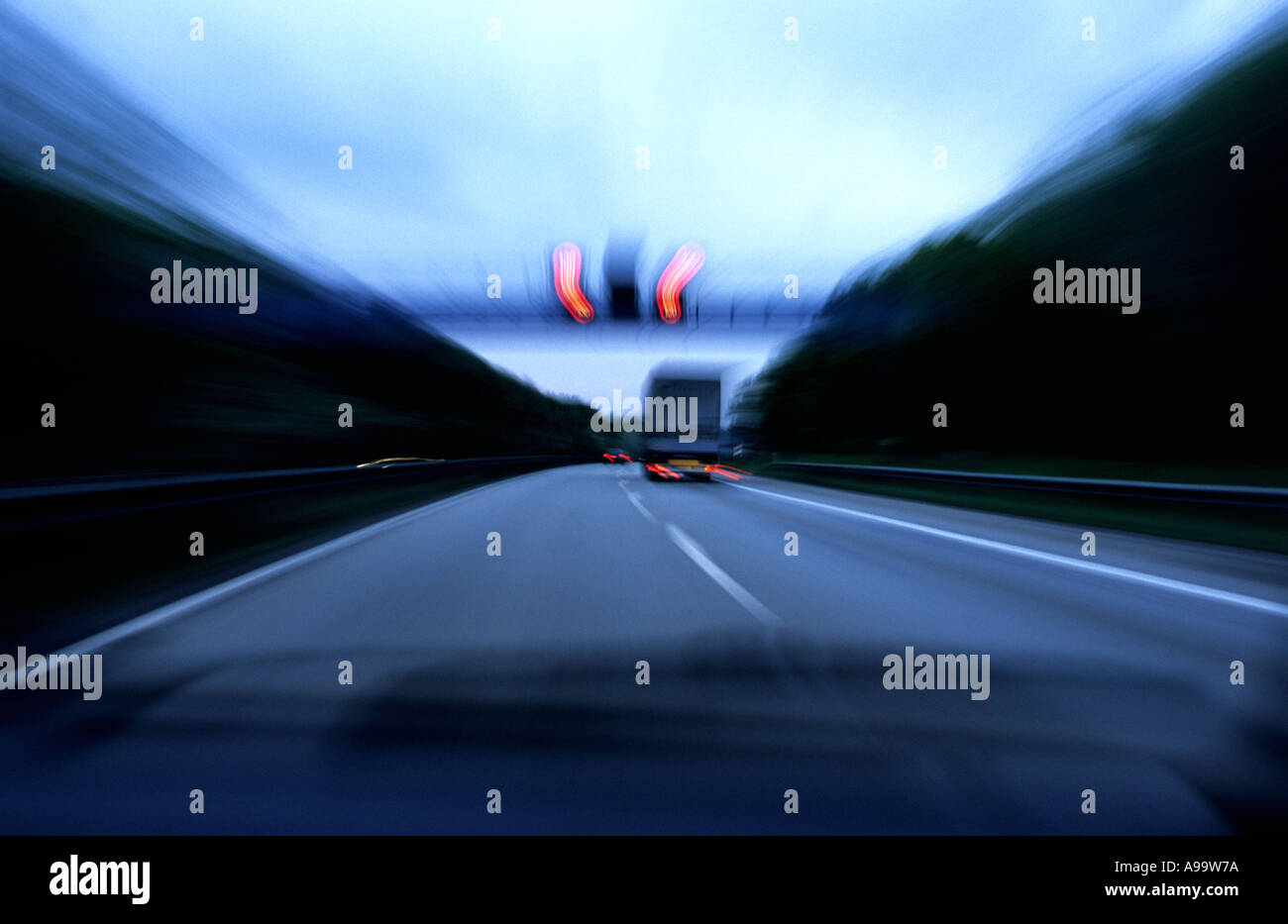 La conduite sur l'autoroute entre Düsseldorf et Cologne, Rhénanie du Nord-Westphalie, Allemagne Banque D'Images