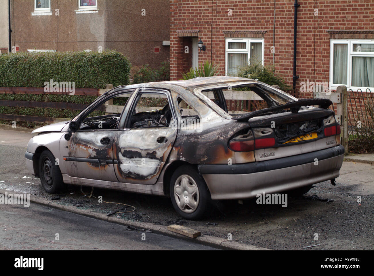 Voiture brûlée sur route à Coventry Banque D'Images