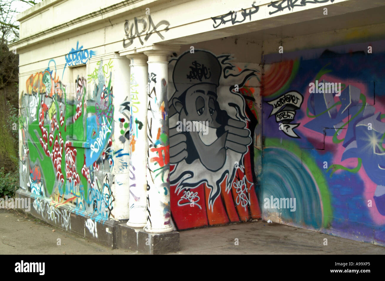 Sur le mur peint Graffiti Banque D'Images