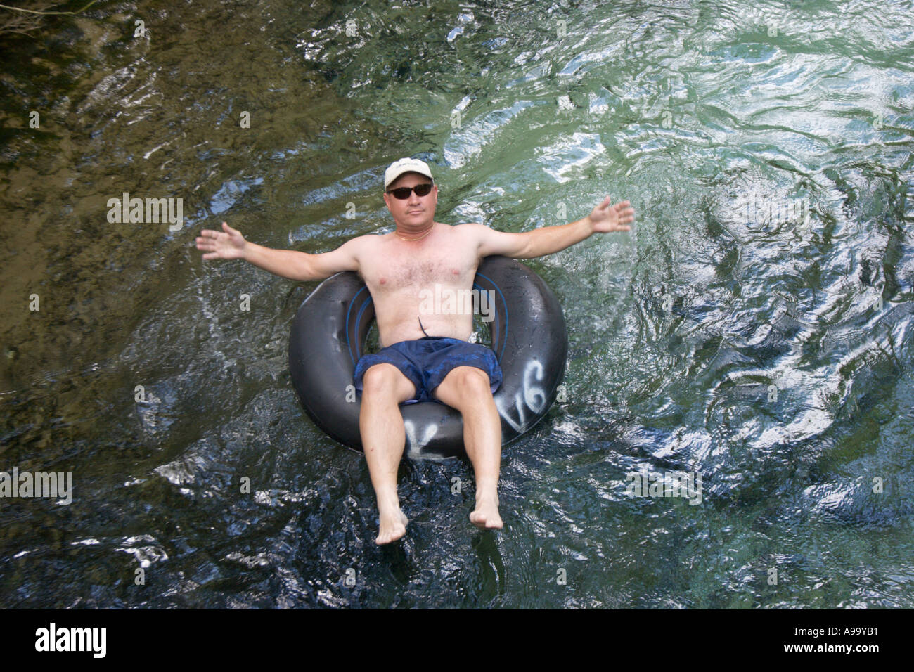 Flottant sur la rivière l'homme vers le bas du tube interne dans le centre de la Floride USA Banque D'Images