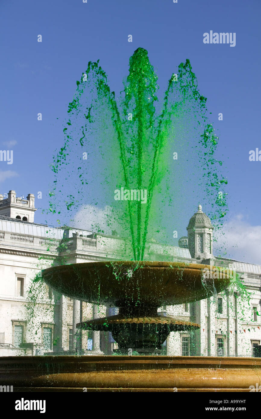 Fontaine d'eau de couleur verte à Trafalgar Square à la St Patrick's Day Celebration à Londres Banque D'Images