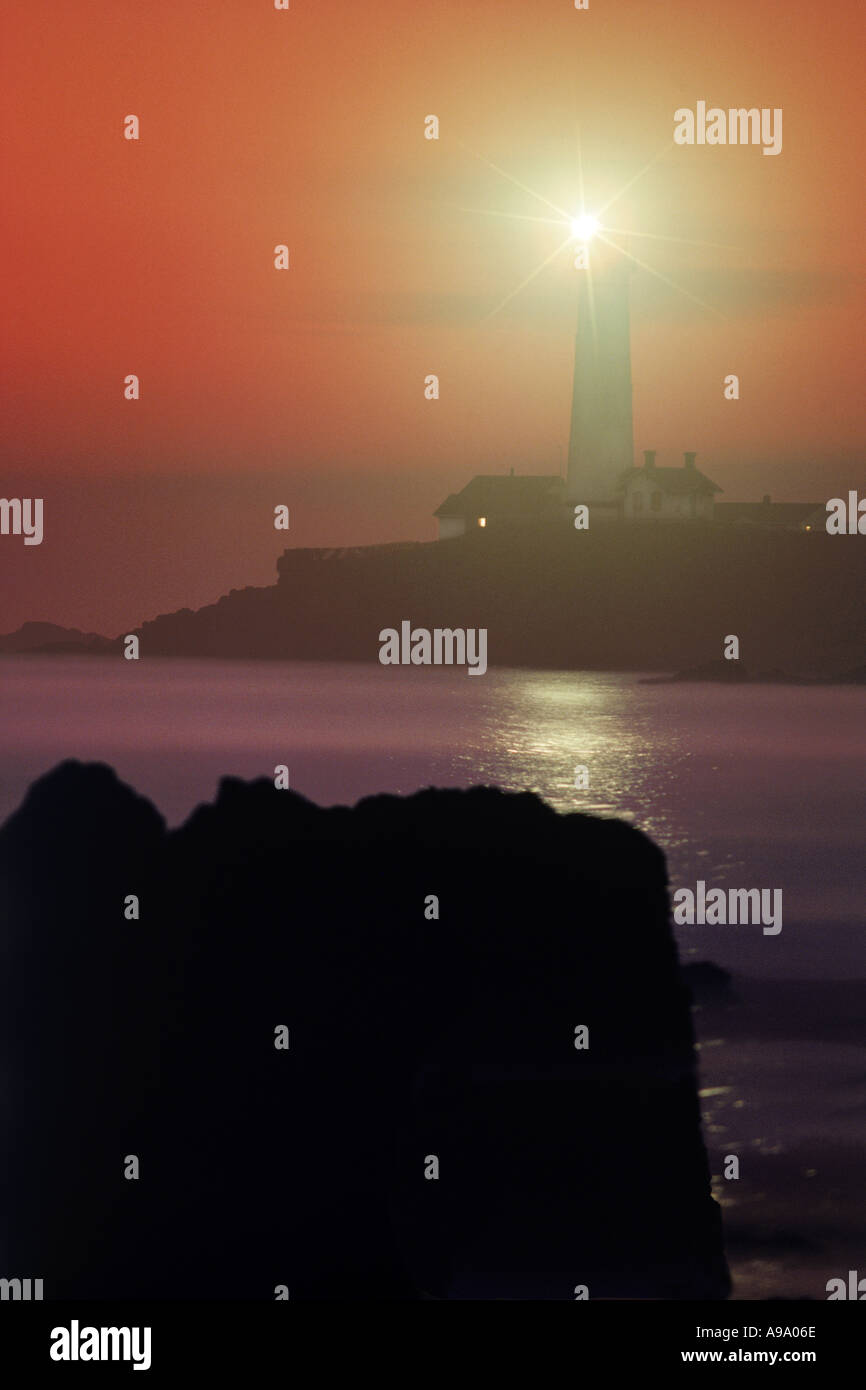 Pigeon Point Lighthouse à envoyer au-dessus de l'eau à rocky shore au coucher du soleil près de Santa Cruz en Californie Banque D'Images