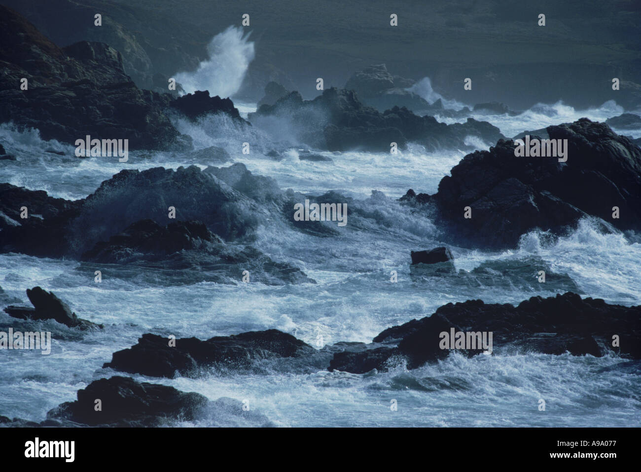 Les ondes de tempête frappe rocky coast at Big Sur, Californie Banque D'Images