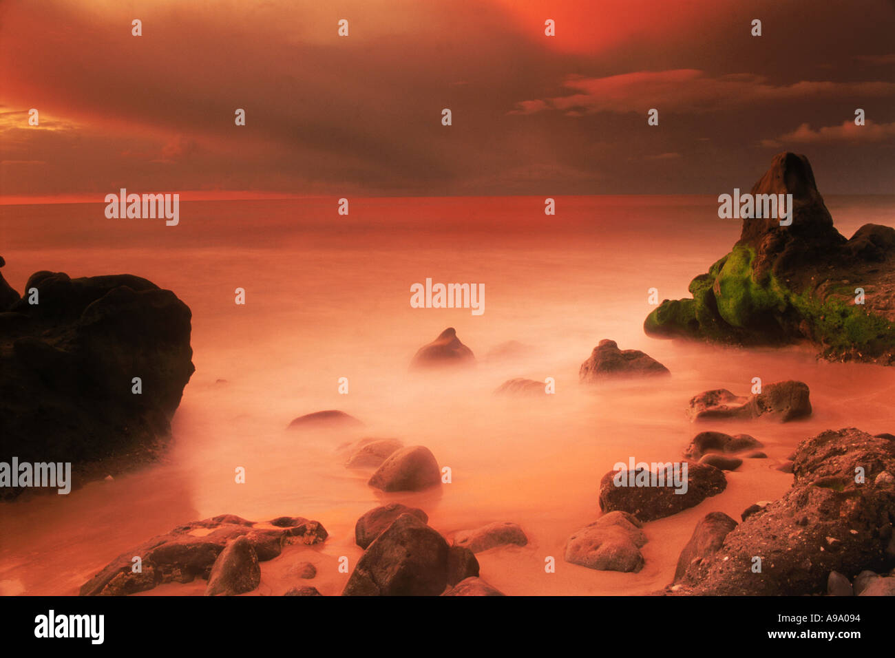 Peinture des rochers et vagues de sable au coucher du soleil à Laguna Beach, Californie Banque D'Images