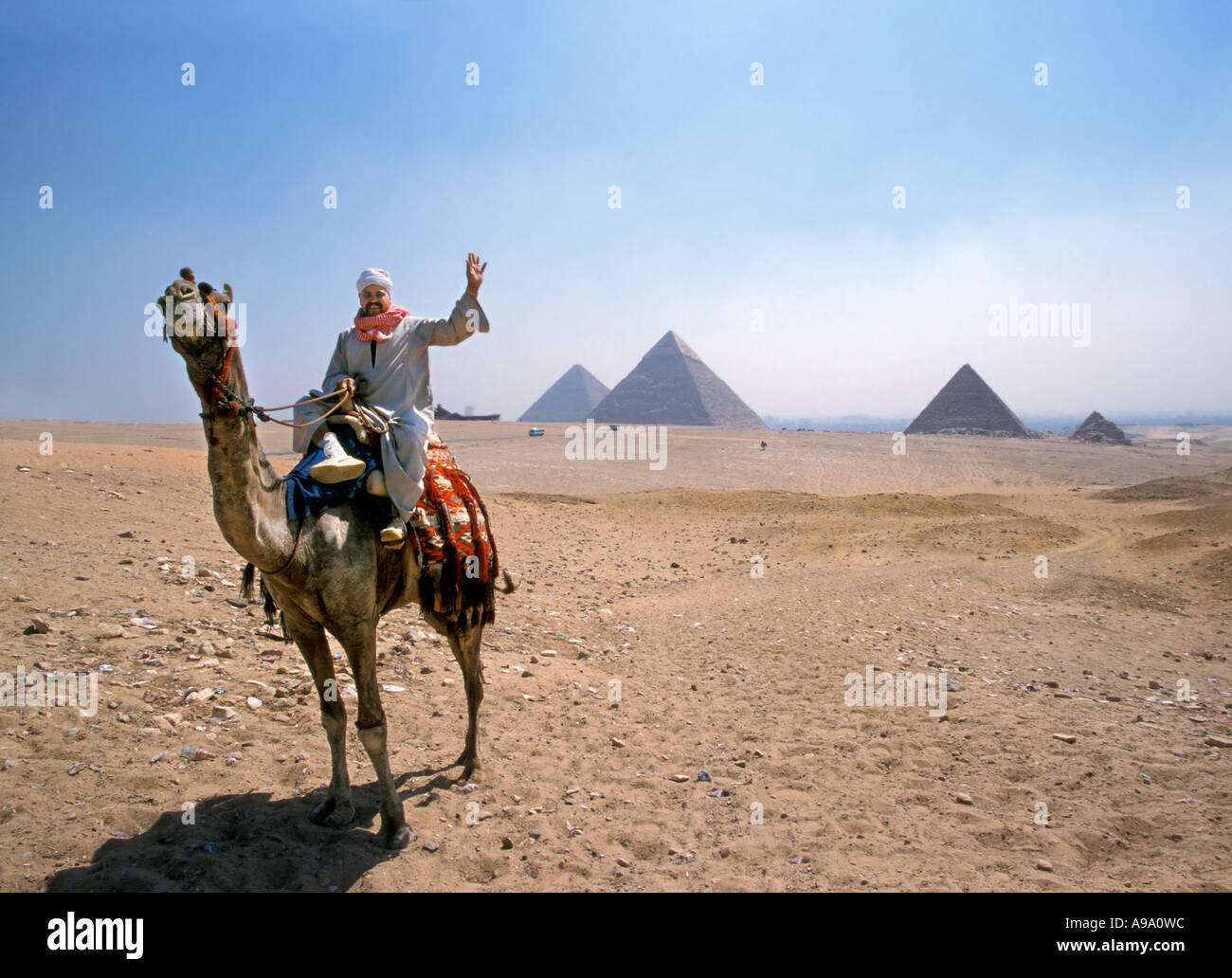 L'homme par l'Egiptian Khéops Khéphren pyramide Gizeh Egypte et Micerinus Banque D'Images