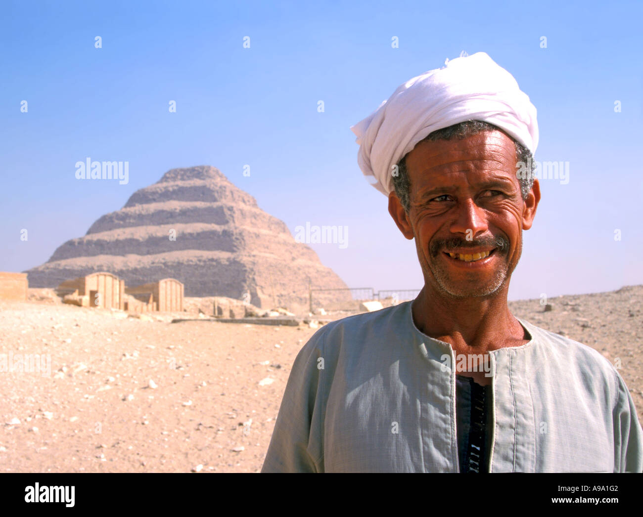 L'homme égyptien par pyramide Sakkarah Banque D'Images