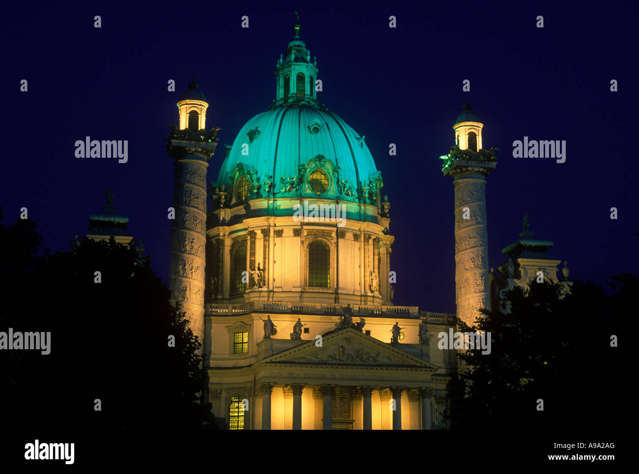 Dôme DE L'ÉGLISE DE SAINT CHARLES KARLSKIRCHE Vienne Autriche Banque D'Images