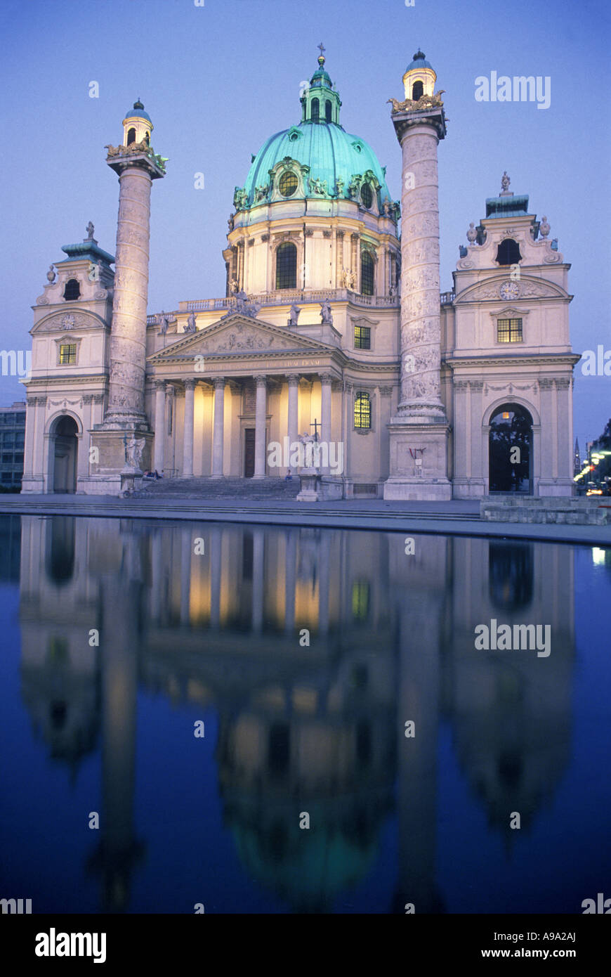 L'ÉGLISE DE SAINT CHARLES KARLSKIRCHE Vienne Autriche Banque D'Images