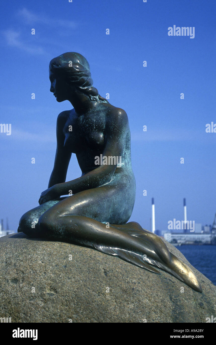 SCULPTURE EN BRONZE de la petite sirène d'EDVARD ERIKSEN (©1913) DANEMARK COPENHAGUE PROMENADE LANGELINIE Banque D'Images