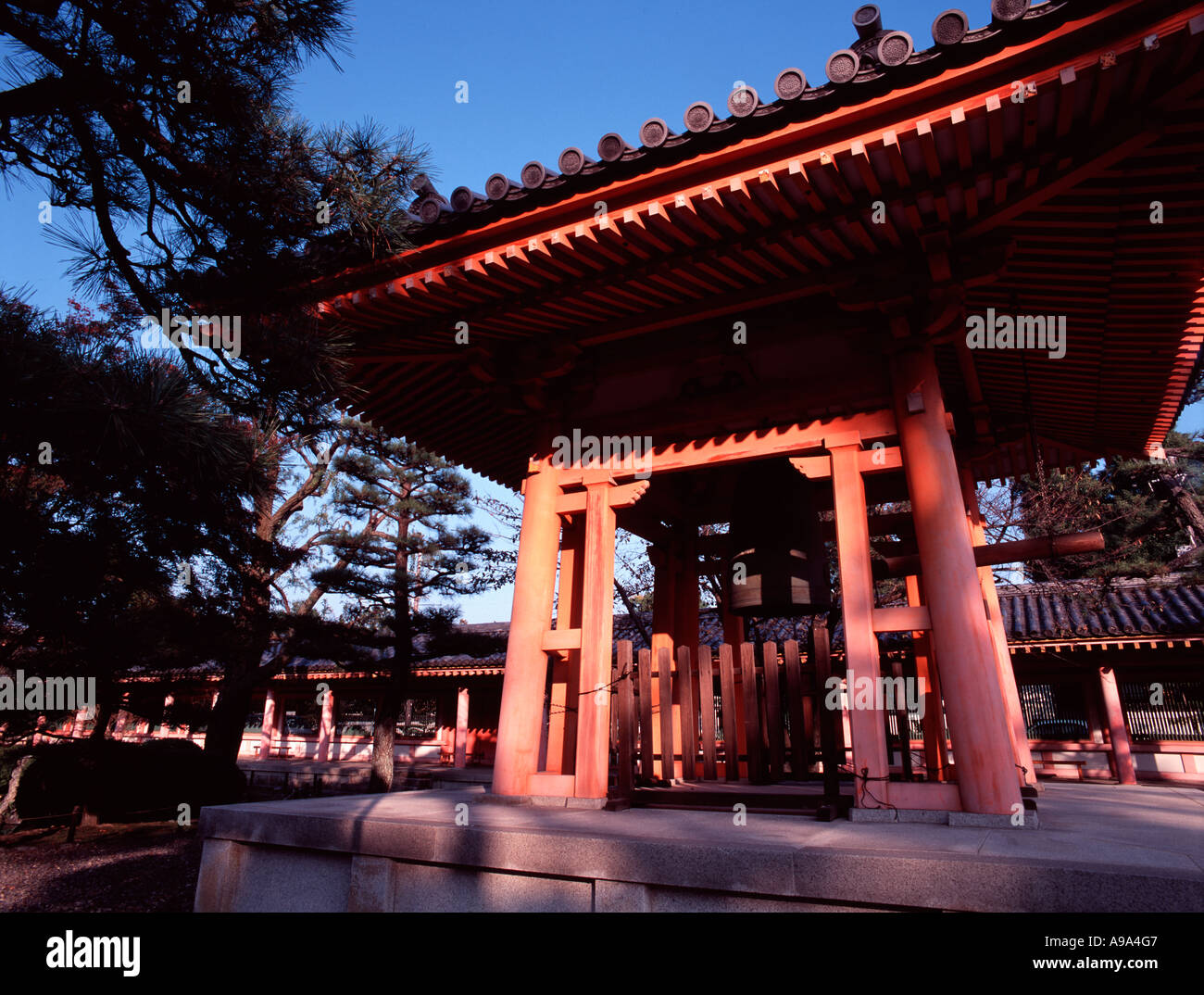 Torii ou une passerelle dans le parc du Temple Sanjūsangen-Dō, Kyoto, Japon Banque D'Images