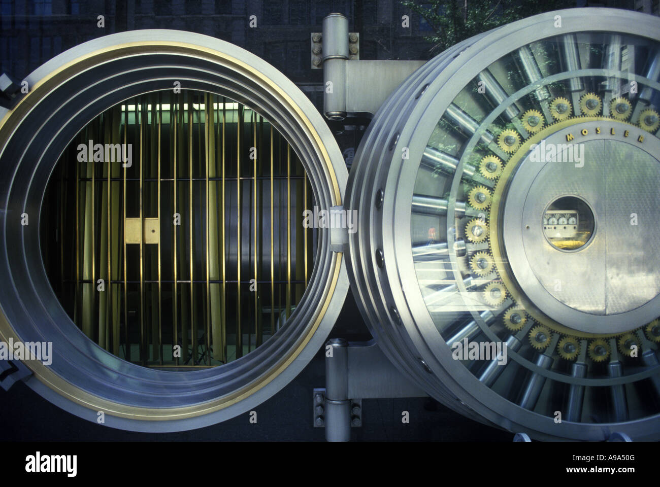 Ouvrir la porte du coffre de banque Banque D'Images