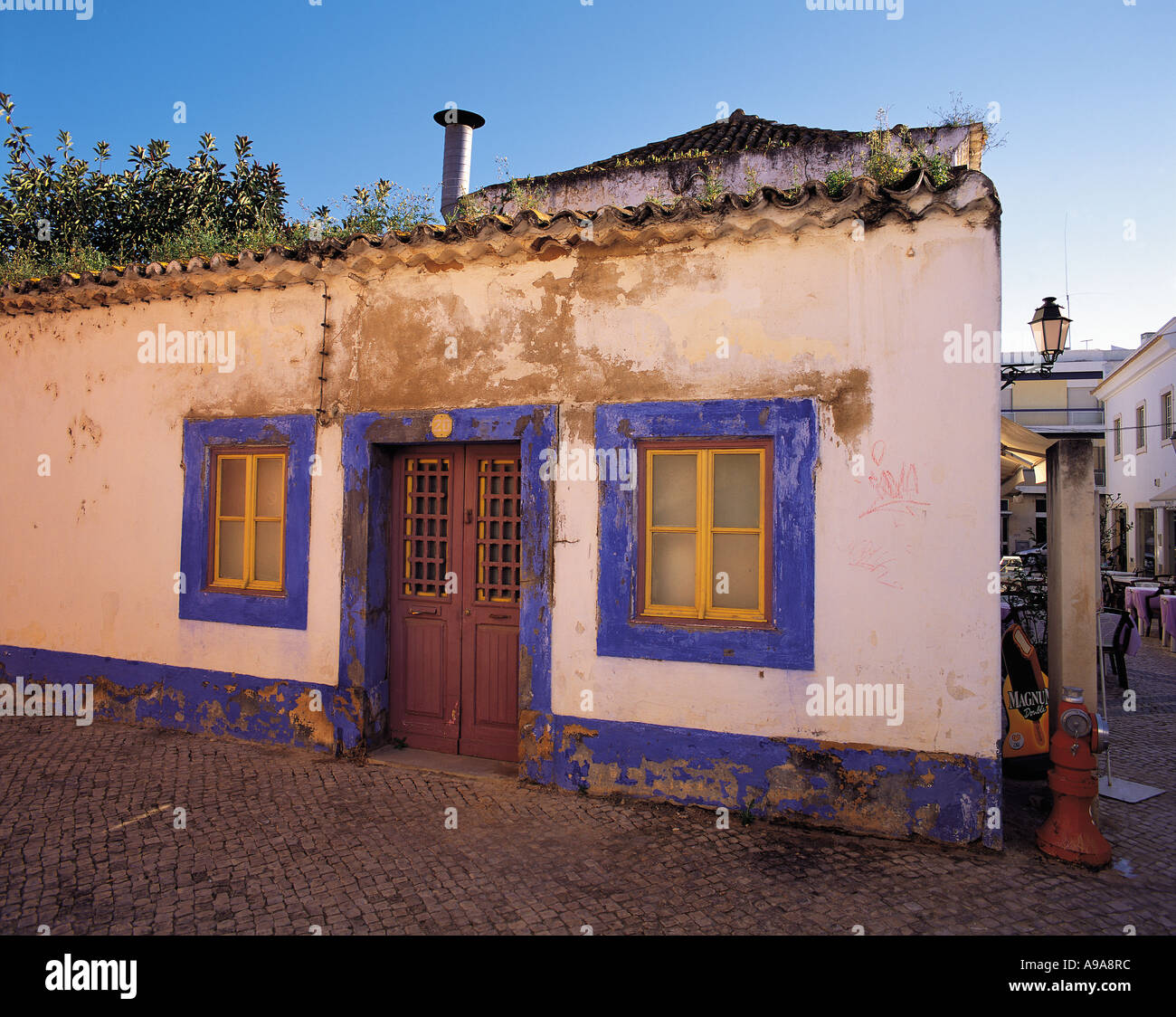 Maison en pierre peint traditionnel dans la vieille ville de Faro Algarve Portugal Banque D'Images