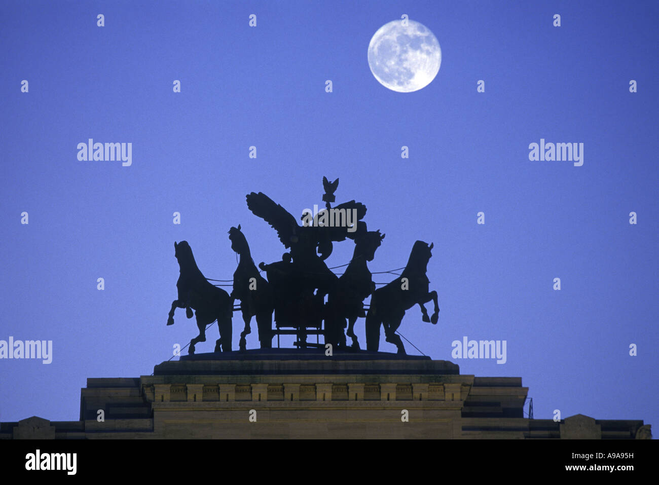 Pleine lune sur VICTORIA DÉESSE ÉQUITATION QUADRIGAS VICTOR EMANUEL II NATIONAL MONUMENT PIAZZA VENEZIA Rome Latium Italie Banque D'Images