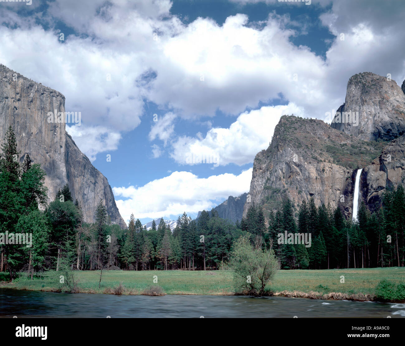 Yosemite National Park en Californie montrant les clés de la vue sur la vallée y compris El Capitan mountain et Bridal Veil Falls Banque D'Images