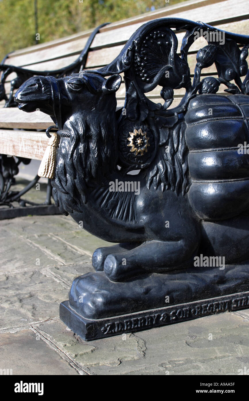 Siège orné de détails Embankment London England UK Banque D'Images