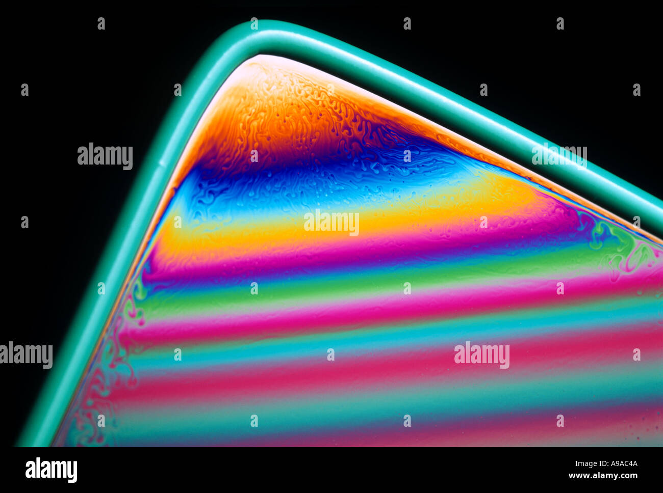 motifs d'interférence de couleur arc-en-ciel d'un film de savon mince dans un cadre métallique Banque D'Images