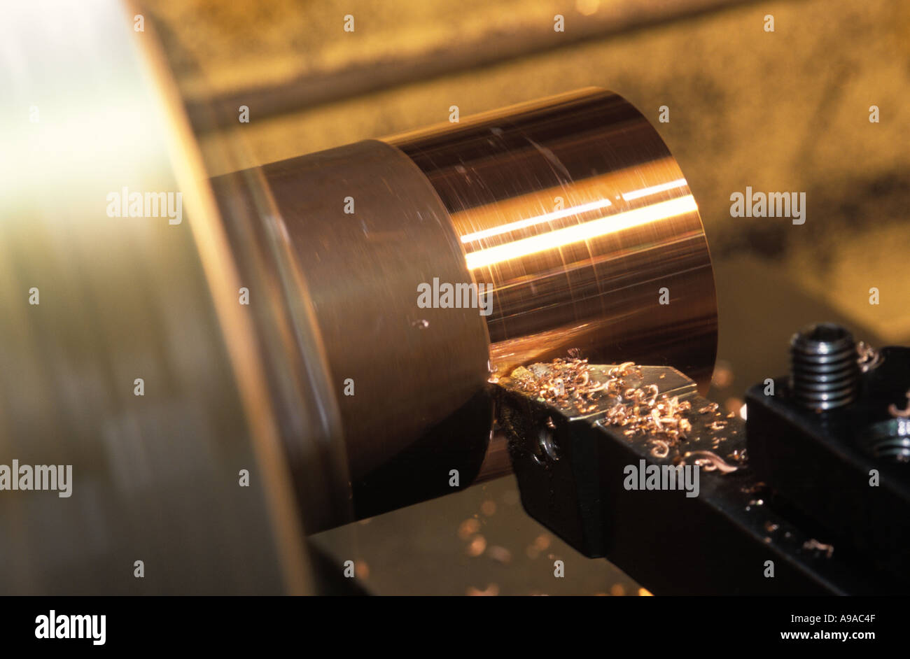 Machine de cuivre d'être travaillé sur un tour Photo Stock - Alamy