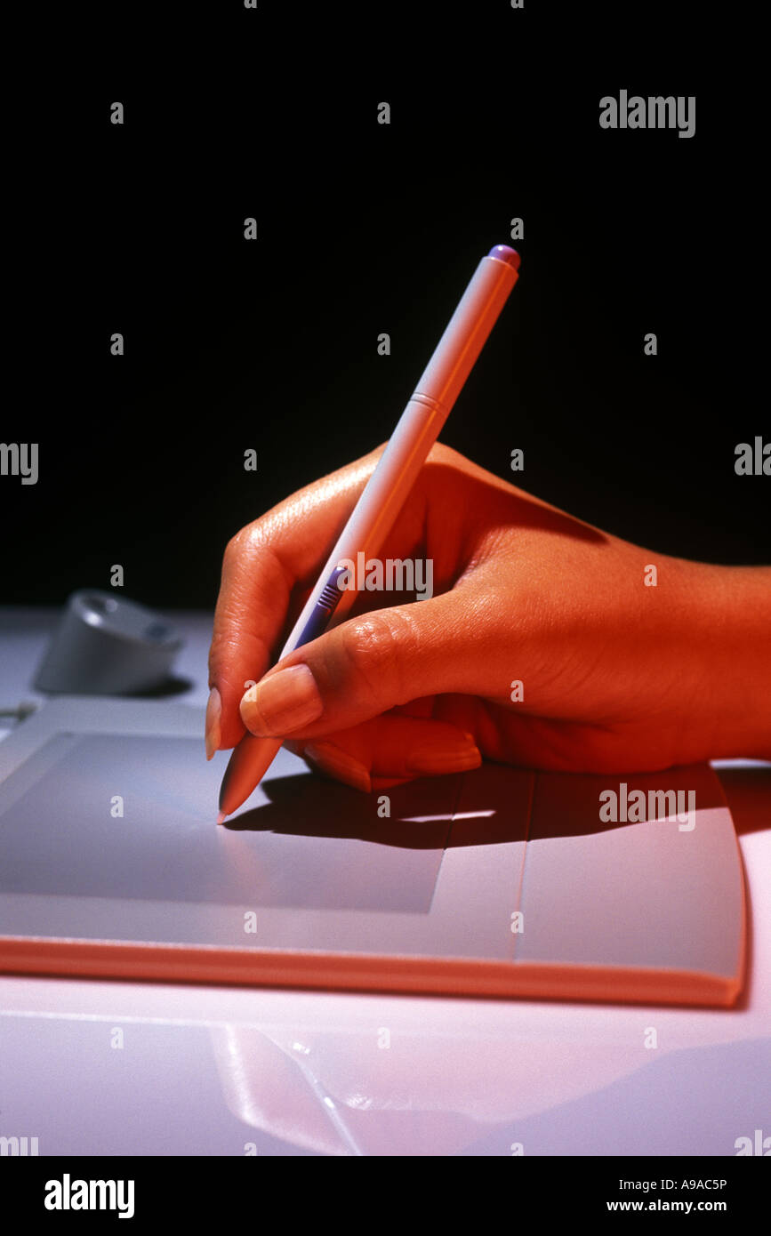 Tenir la main de womans stylo graphique sur un ordinateur tablette graphique Banque D'Images