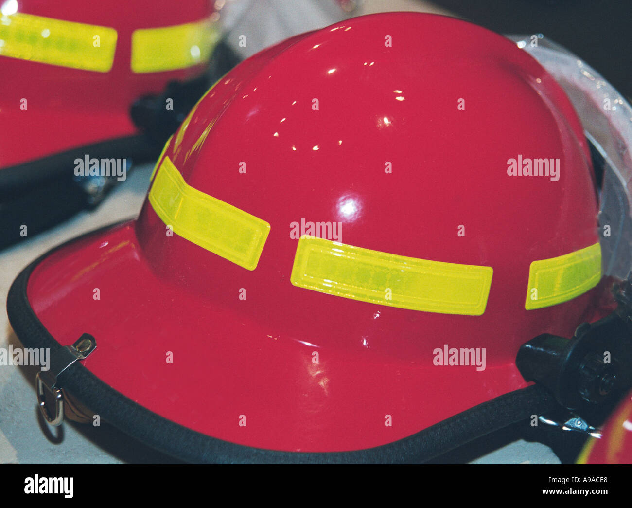 Casque de pompier rouge Photo Stock - Alamy