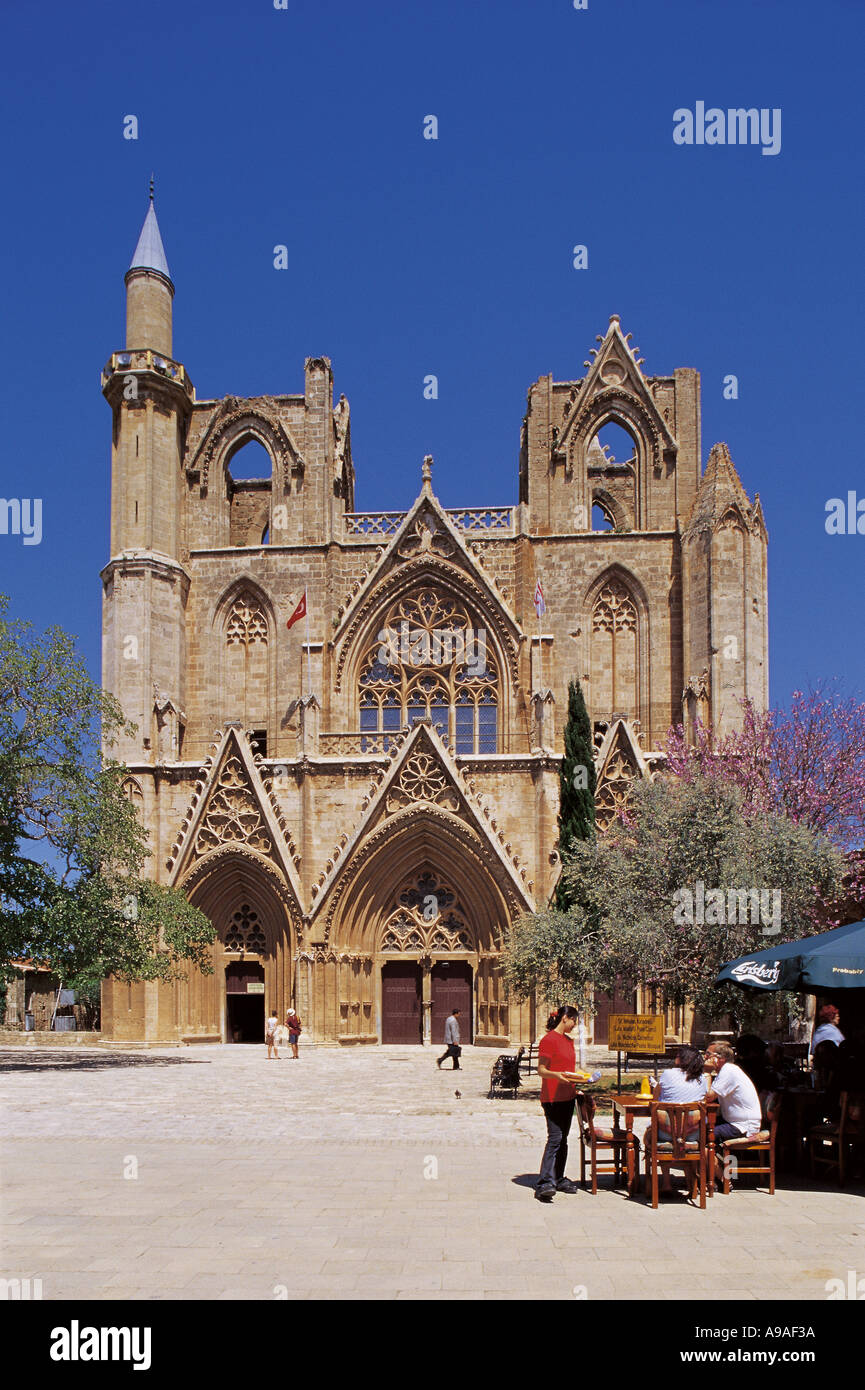 Chypre du Nord Famagouste touristes en café avec en arrière-plan la cathédrale St Nicolas Banque D'Images