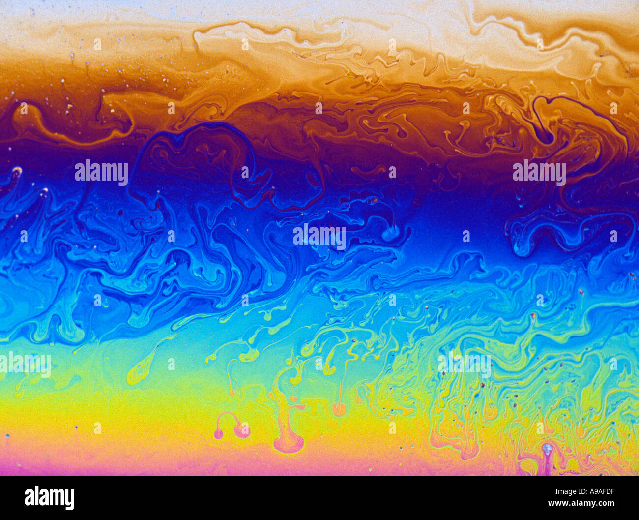 Abstract pattern dans un savon formé par le film de savon reflétant la lumière qui souffre d'ingérence et de réfraction Banque D'Images