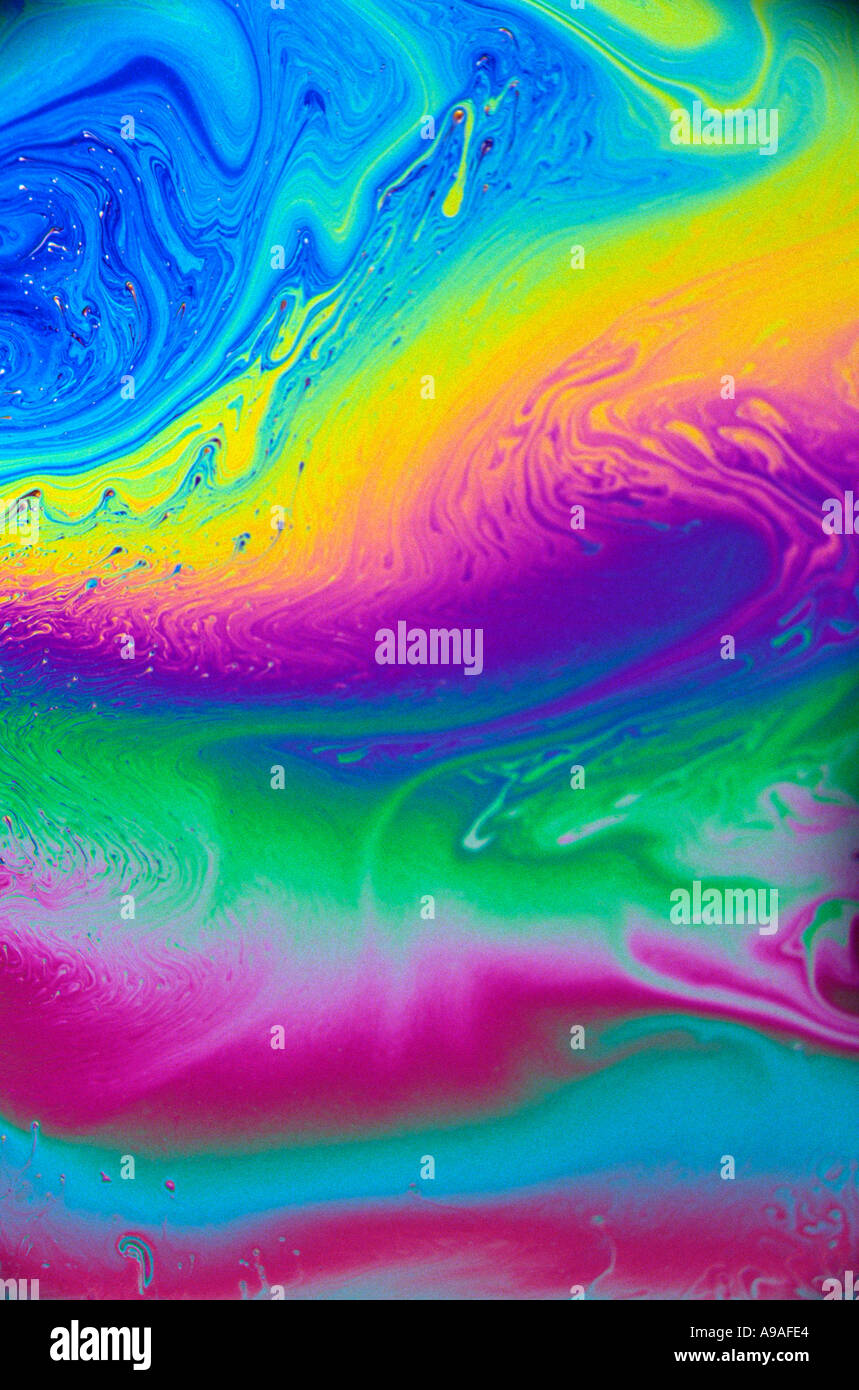 Abstract pattern dans un savon formé par le film de savon reflétant la lumière qui souffre d'ingérence et de réfraction Banque D'Images