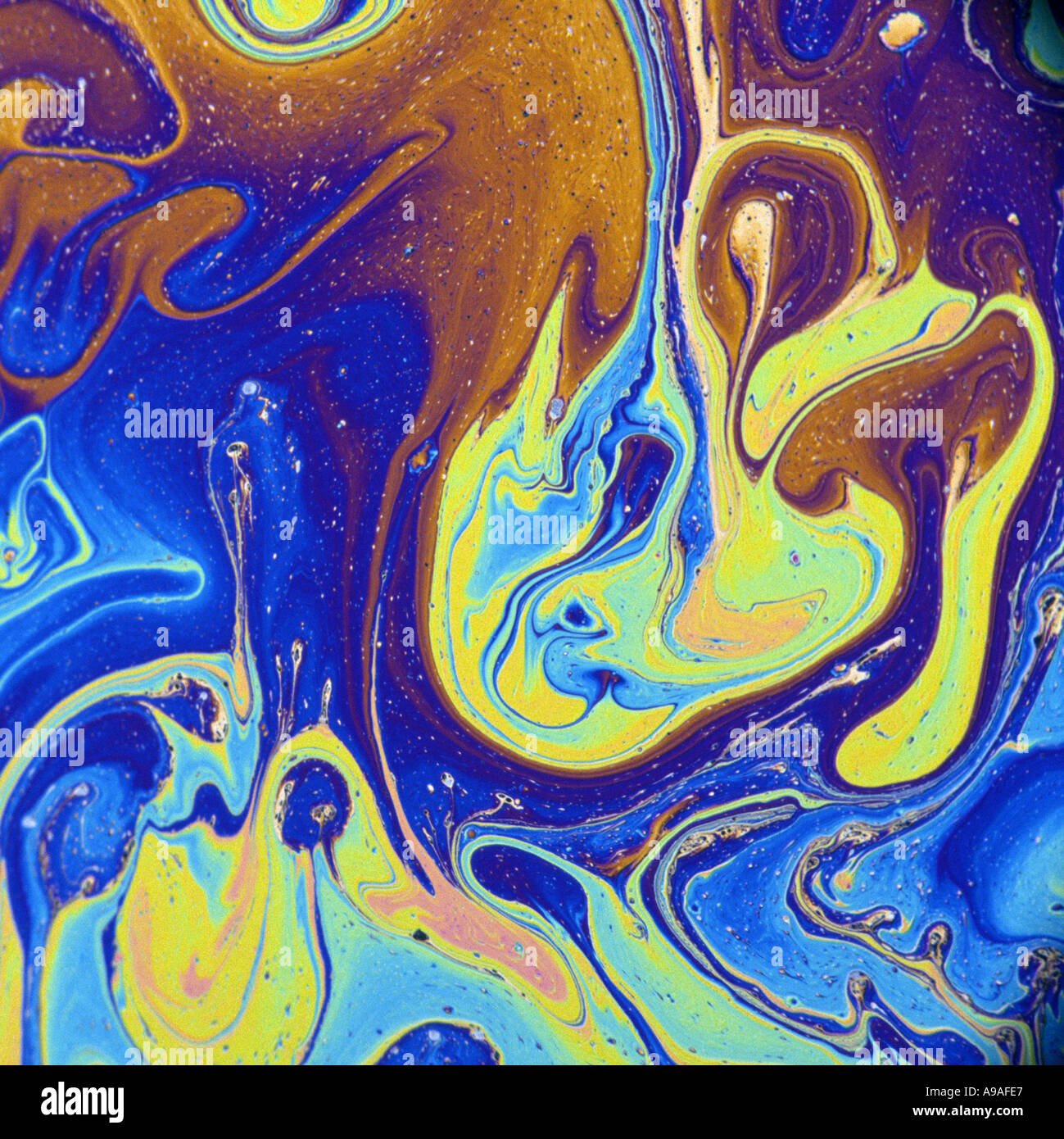 Abstract pattern dans un savon formé par le film de savon reflétant la lumière qui souffre d'ingérence et de réfraction Banque D'Images