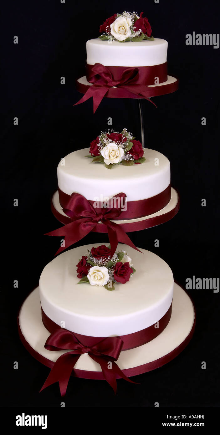 Gâteau de mariage ronde à trois niveaux avec sugarflowers sur un stand chrome Banque D'Images