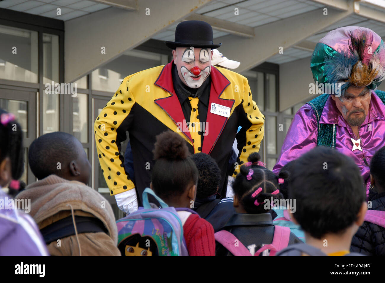 Clown de cirque avec les enfants Banque D'Images
