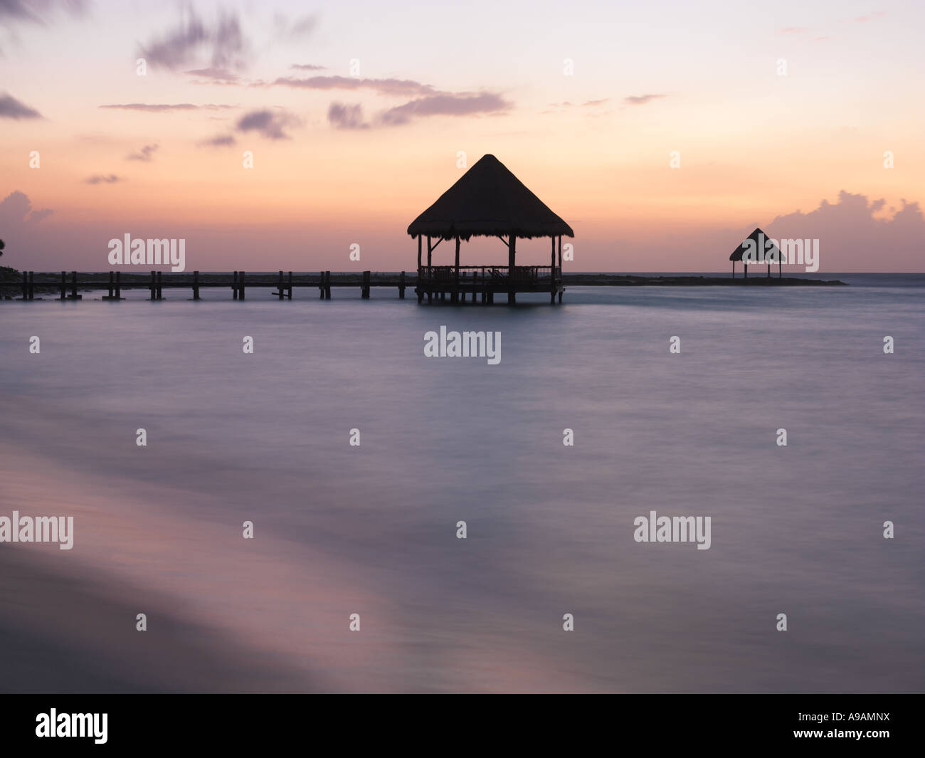 Le Mexique Péninsule du Yucatan Quintana Roo Cancun Riviera Maya pier avec palapa s'avance à l'eau de la plage Banque D'Images