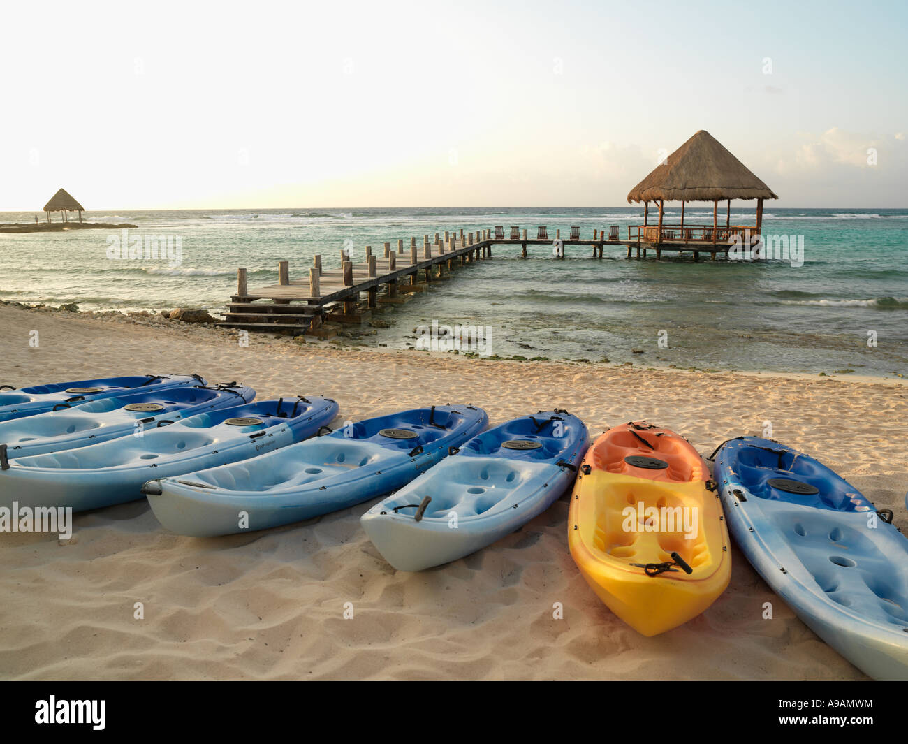 Le Mexique Péninsule du Yucatan Quintana Roo Cancun Riviera Maya pier avec palapa s'avance à l'eau de la plage Banque D'Images
