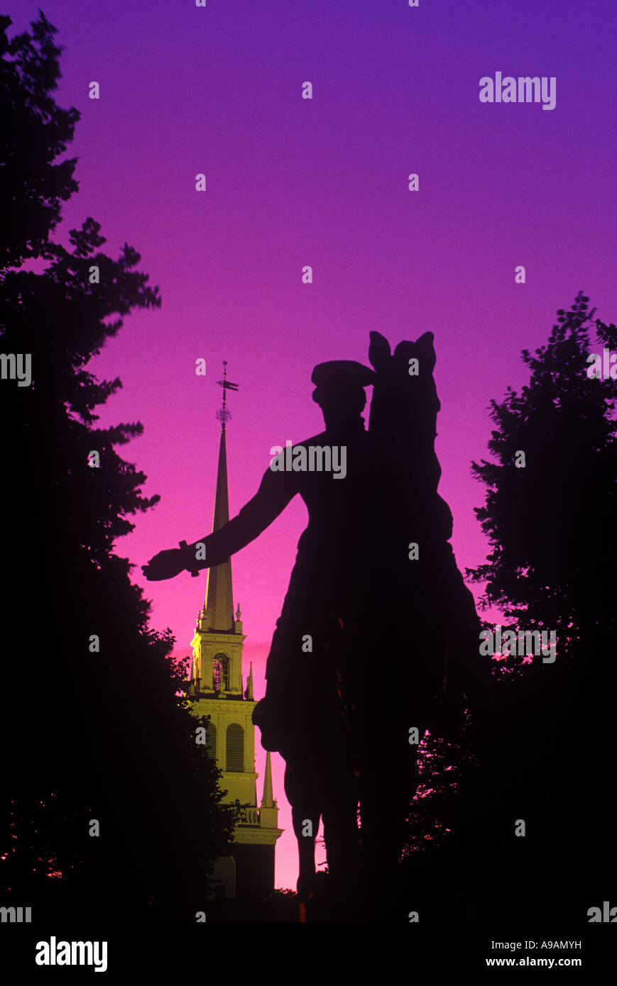 STATUE DE PAUL REVERE (©CYRUS EDWIN DALLIN 1940) OLD NORTH CHURCH SPIRE NORTH END BOSTON MASSACHUSETTS ÉTATS-UNIS Banque D'Images